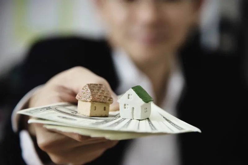 Investor offering cash for property, symbolizing a hard money loan