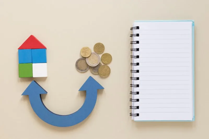 House model with coins and circular arrow showing loan payment cycle and lifecycle management